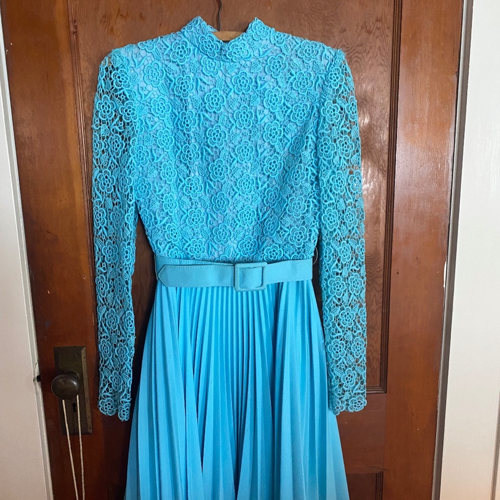 Vintage 1960’s (?) size 8, knee length, long sleeved dress in turquoise blue